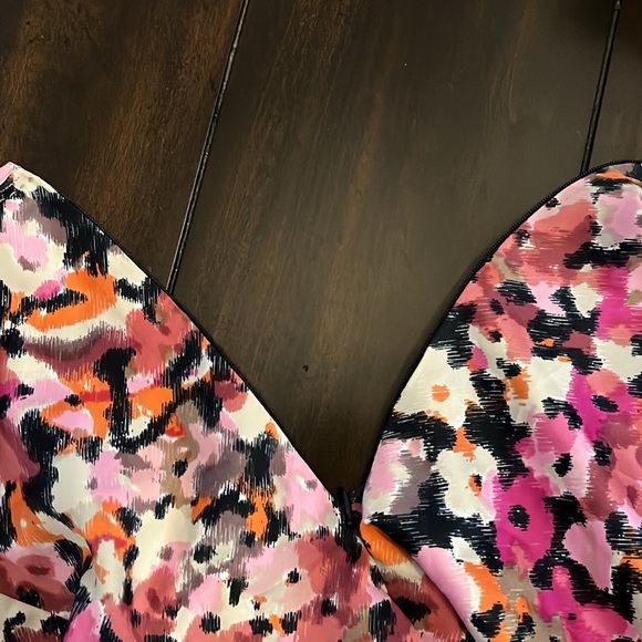 Banana Republic women’s sleeveless floral top size M with side zipper - Picture 8 of 9